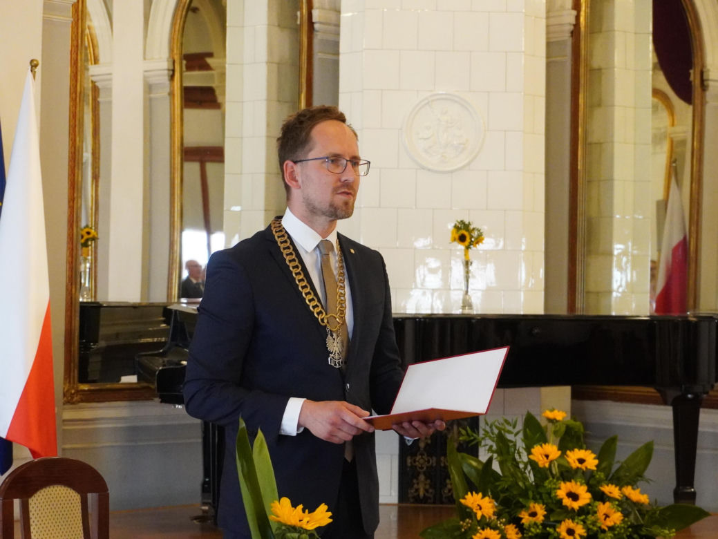 Prezydent Tarnowa udzielił ślubu. Anna i Mariusz powiedzieli sobie „tak” w Sali Lustrzanej