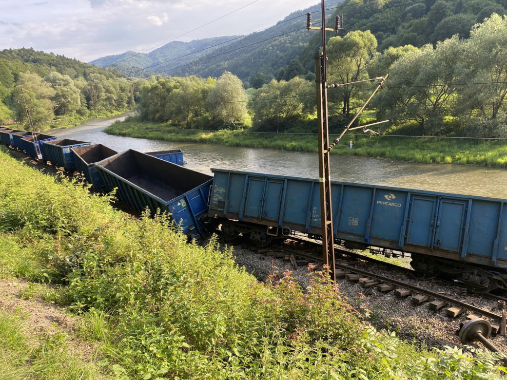 Pociąg wykoleił się i wpadł do rzeki! Groźny wypadek na torach