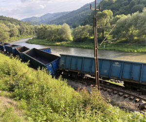 Pociąg wykoleił się i wpadł do rzeki! Groźny wypadek na torach