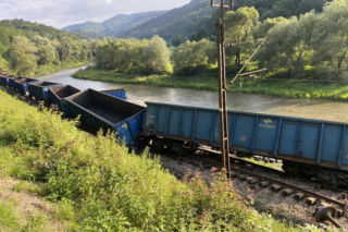 Pociąg wykoleił się i wpadł do rzeki! Groźny wypadek na torach