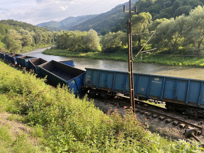 Pociąg wykoleił się i wpadł do rzeki! Groźny wypadek na torach