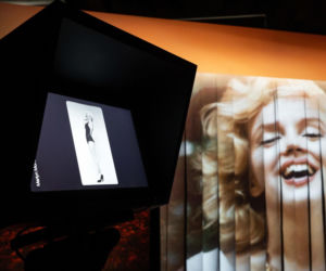 Hołd GUESS dla Marilyn Monroe w setną rocznicę urodzin.  Podróż przez świat fotografii, kina i ponadczasowej kobiecości