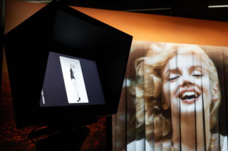 Hołd GUESS dla Marilyn Monroe w setną rocznicę urodzin.  Podróż przez świat fotografii, kina i ponadczasowej kobiecości