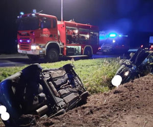 Wypadek w Grzywnie koło Torunia. Dwa samochody w rowie