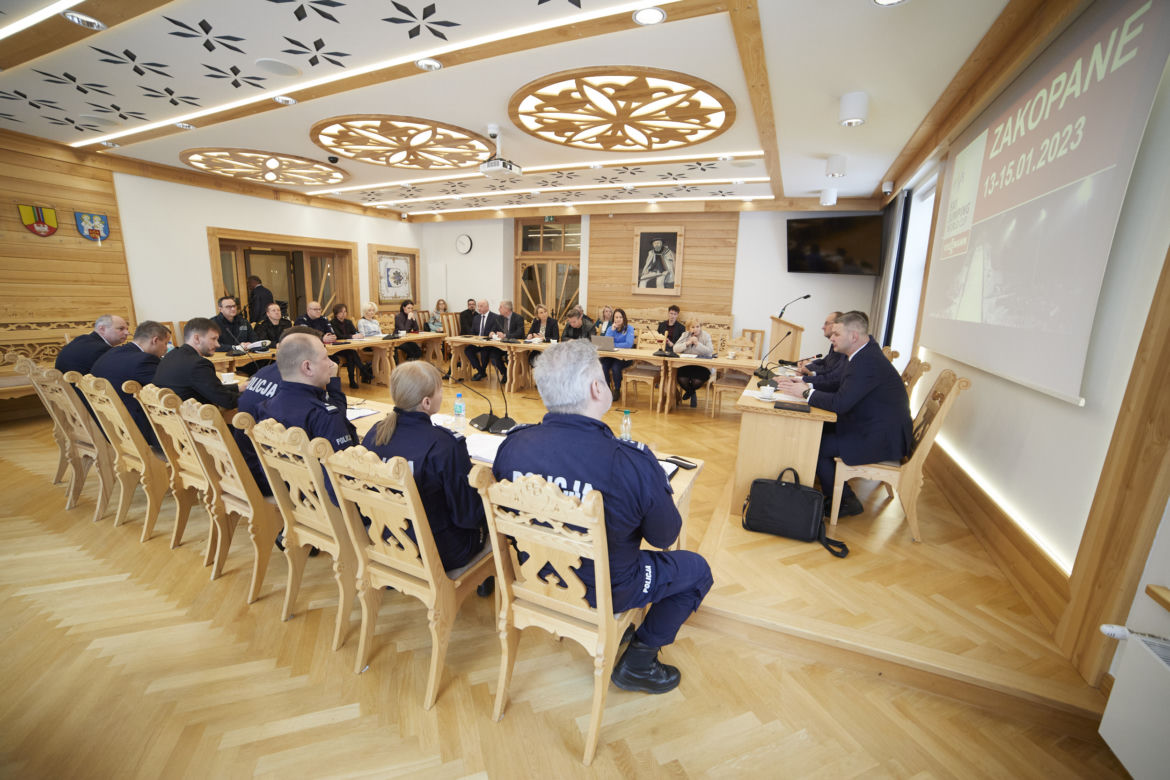Posiedzenie Wojewódzkiego Zespołu Zarządzania Kryzysowego "Bezpieczne ferie dla dzieci i młodzieży w województwie małopolskim – 2023"