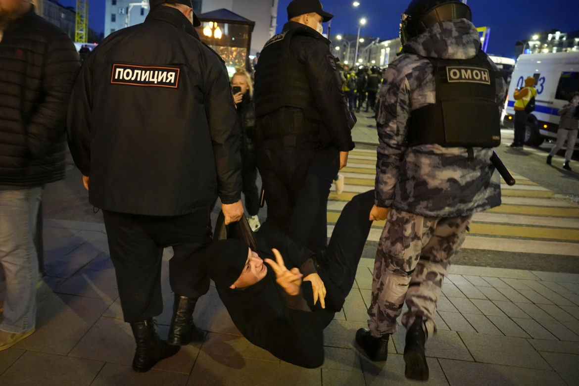 Uliczne protesty w Rosji! Zatrzymanych Putin wysyła na wojnę. Mobilizacja jednak powszechna?