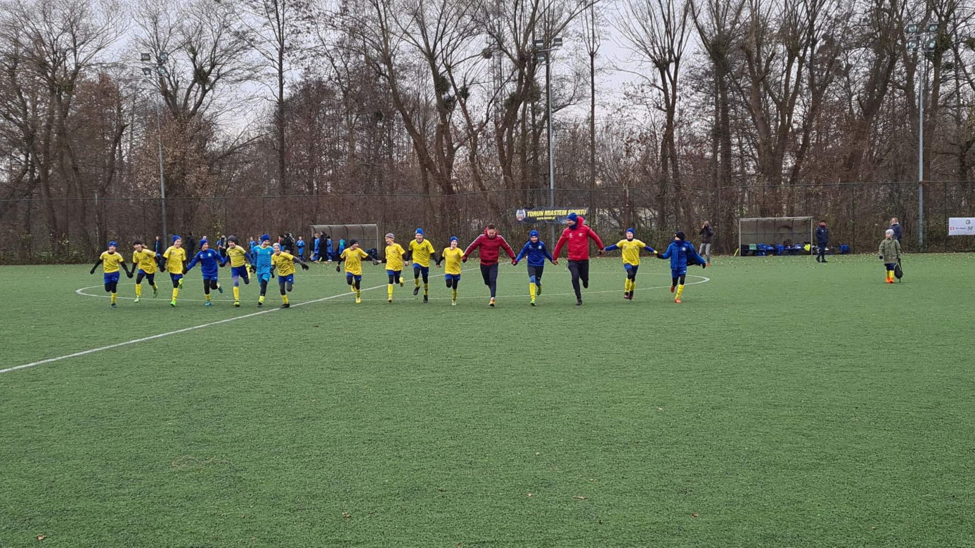 Juniorzy Akademii Piłkarskiej Elany Toruń z sukcesami