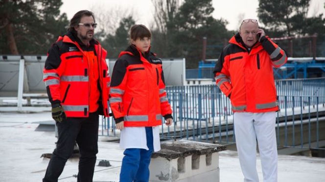 Na dobre i na złe odc. 629. Julka Burska (Aleksandra Hamkało), Witek Latoszek (Bartosz Opania), Stefan Tretter (Piotr Garlicki)