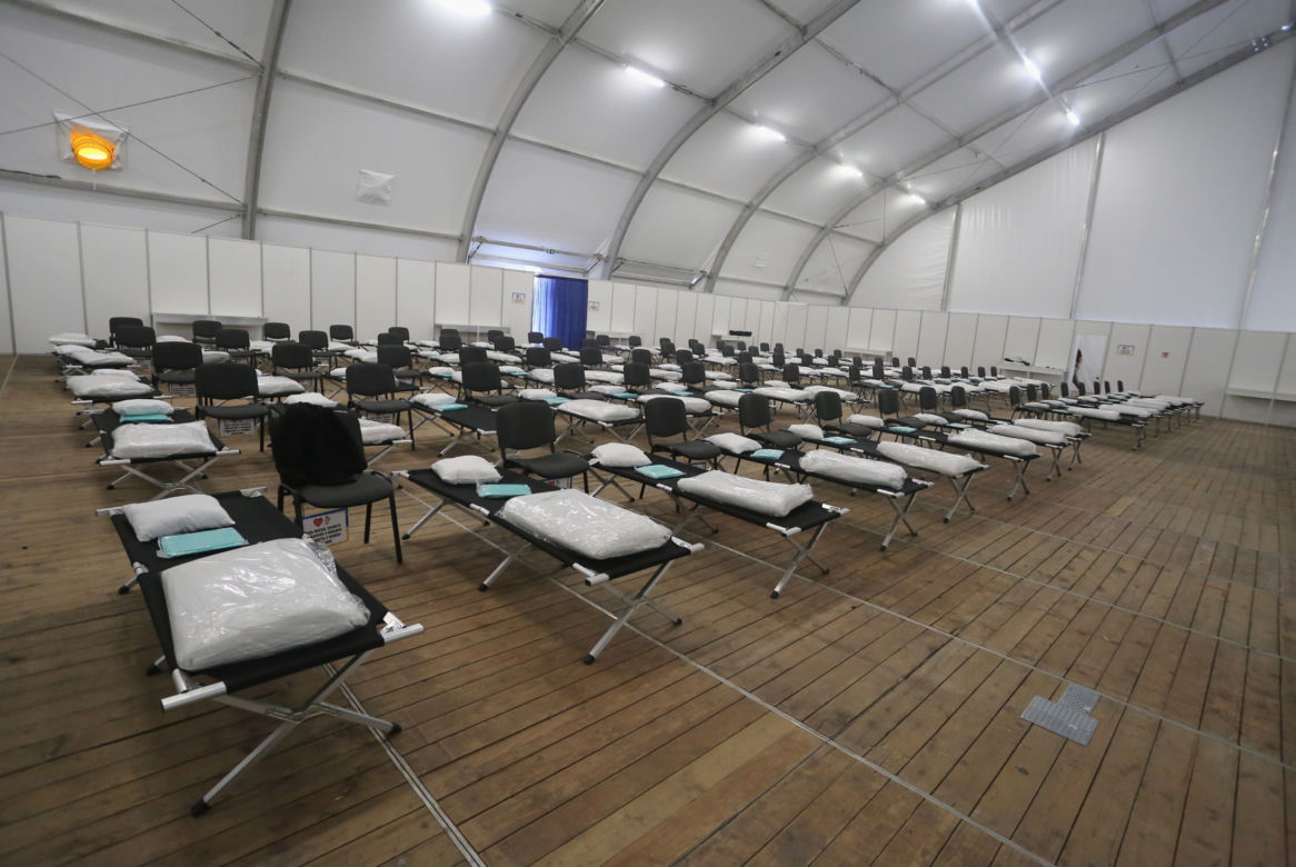 Zdjęcia z konferencji przy namiocie dla uchodźców przy Dworcu Wschodnim