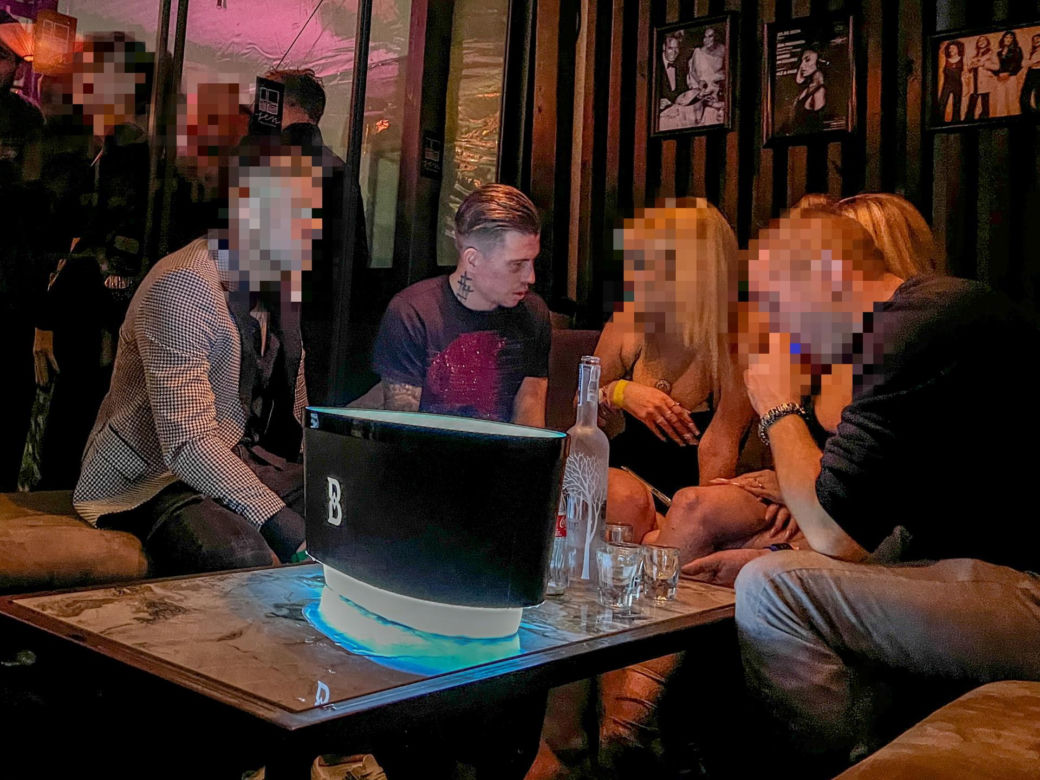 Jakub Kosecki na nocnej imprezie 