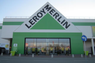 Pojemnik na zwłoki w Leroy Merlin. Akcja polskiego artysty hitem internetu [GALERIA]