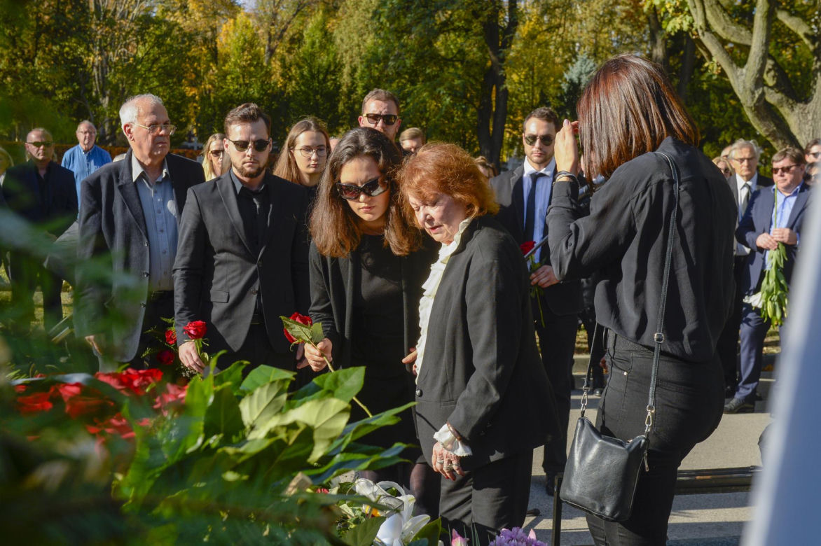 Iga Cembrzyńska na pogrzebie Janusza Kondratiuka