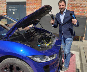 Jerzy Dudek z elektrycznym Jaguarem I-Pace