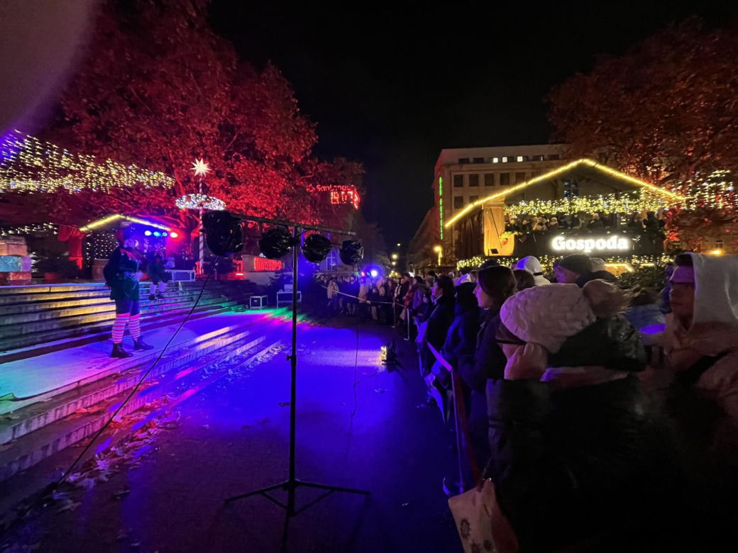 Betlejem Poznańskie 2023. Zimowe Fire Show na placu Wolności w Poznaniu
