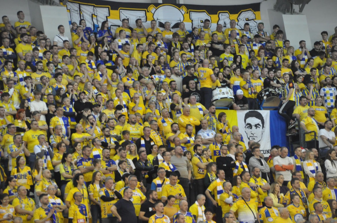 Industria Kielce - Orlen Wisła Płock. Zdjęcia kibiców na trybunach