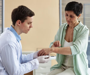 Ten dziwny objaw ma tylko 6 proc. ludzi. Pokrzywka dermograficzna po draśnięciu to nie przypadek