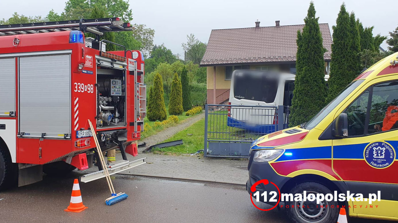 Wola Zachariaszowska. Kierowca autobusu wypadł z jezdni i uderzył w ogrodzenie. Wiózł 12 osób