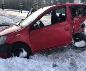 Lewonie. Volskwagen wjechał w toyotę. Dwie osoby ranne [ZDJĘCIA]