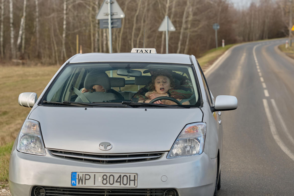 Beata napadnięta! Przystawią jej nóż do gardła.
