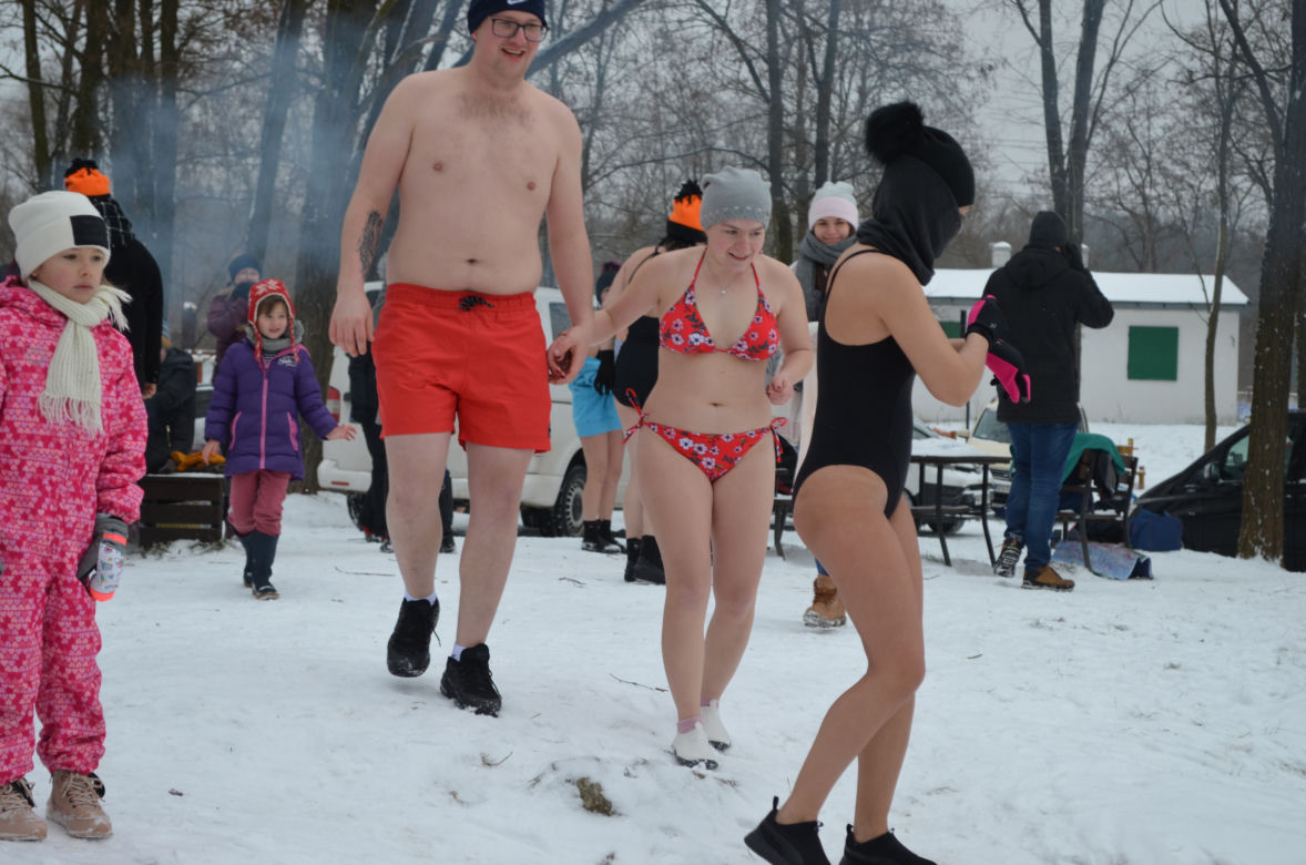 Morsowanie nasz nowy zimowy sport narodowy. Dziś na PIACHACH ponad setka morsów