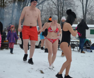 Morsowanie nasz nowy zimowy sport narodowy. Dziś na PIACHACH ponad setka morsów
