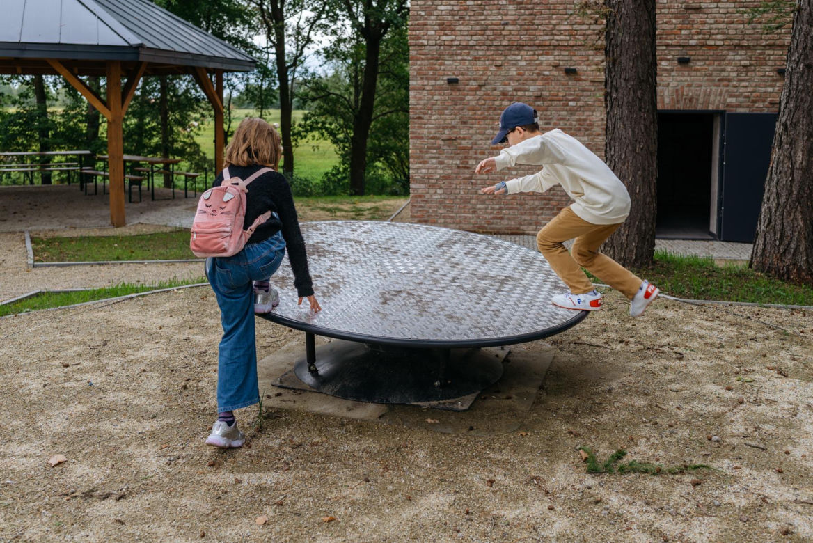 Obserwatorium Astronomiczne w Tymcach, park optyczny obok wieży