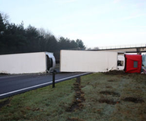 Przewrócony TIR na autostradzie