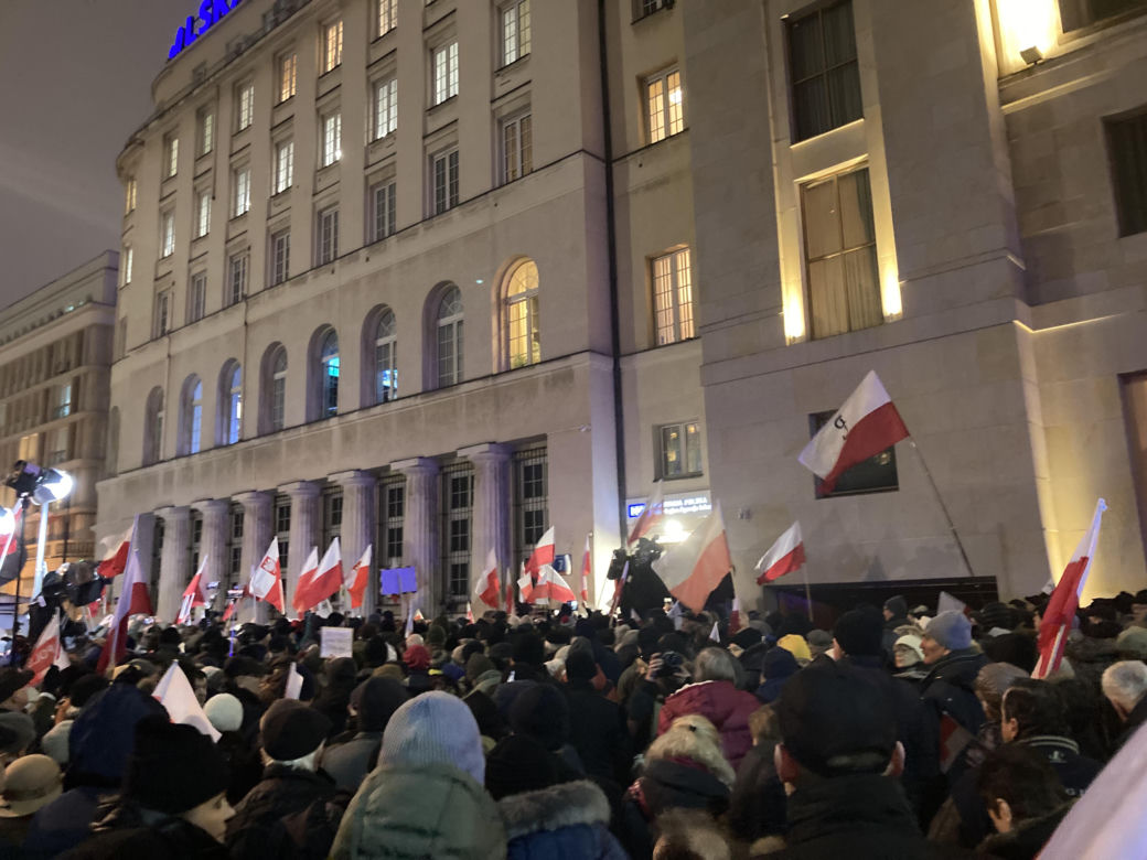 Przed siedzibą TVP odbył się protest. Uczestnicy skandowali "Wolne media!"