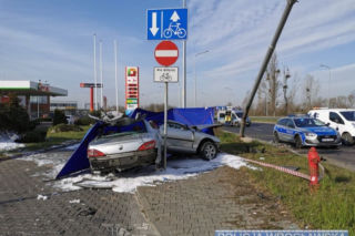 Śmierć kierowcy przez nadmierną prędkość? Peugeot 406 Coupe zawinął się na latarni we Wrocławiu