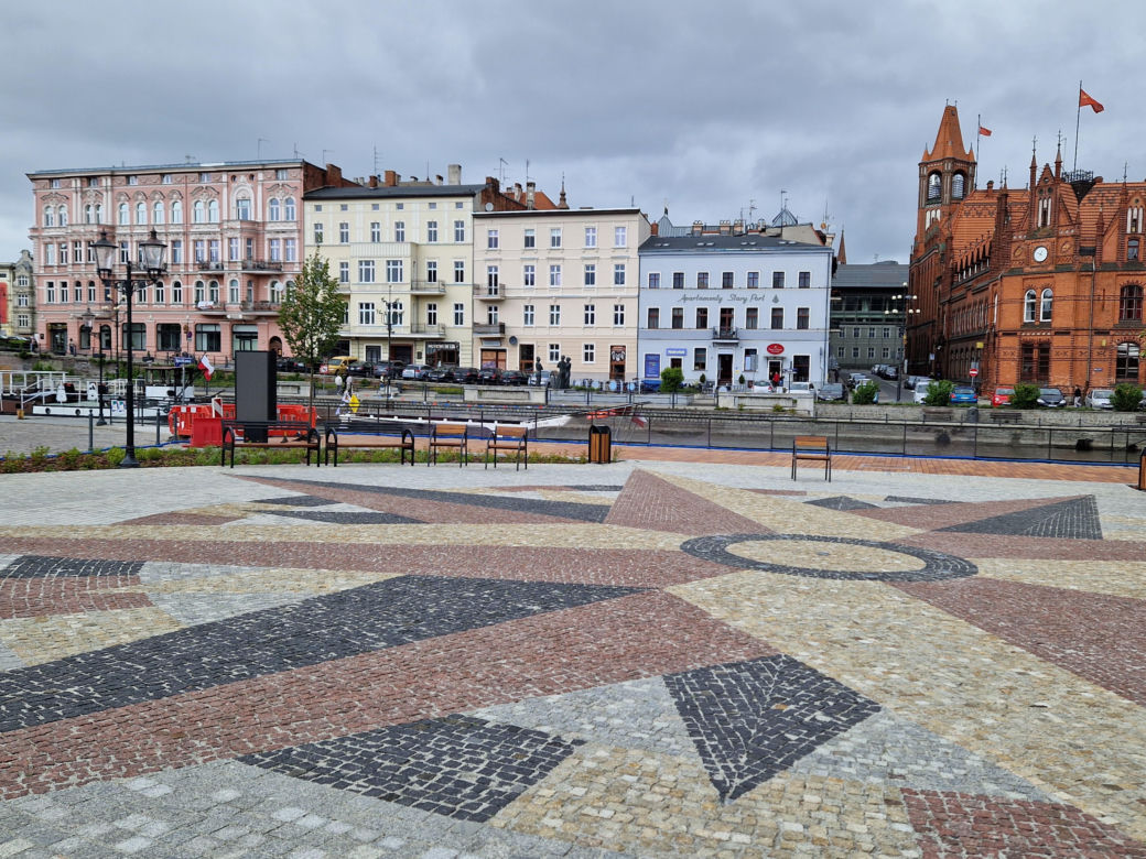 Rybi Rynek w Bydgoszczy niemal gotowy. Eleganckie nabrzeże już cieszy oczy!
