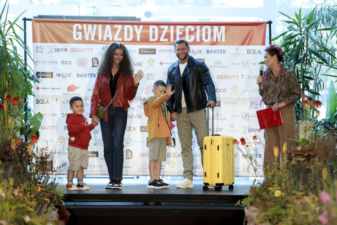 Aktorki, wokalistki i dziennikarki zadały szyku w pokazie mody "Gwiazdy Dzieciom"