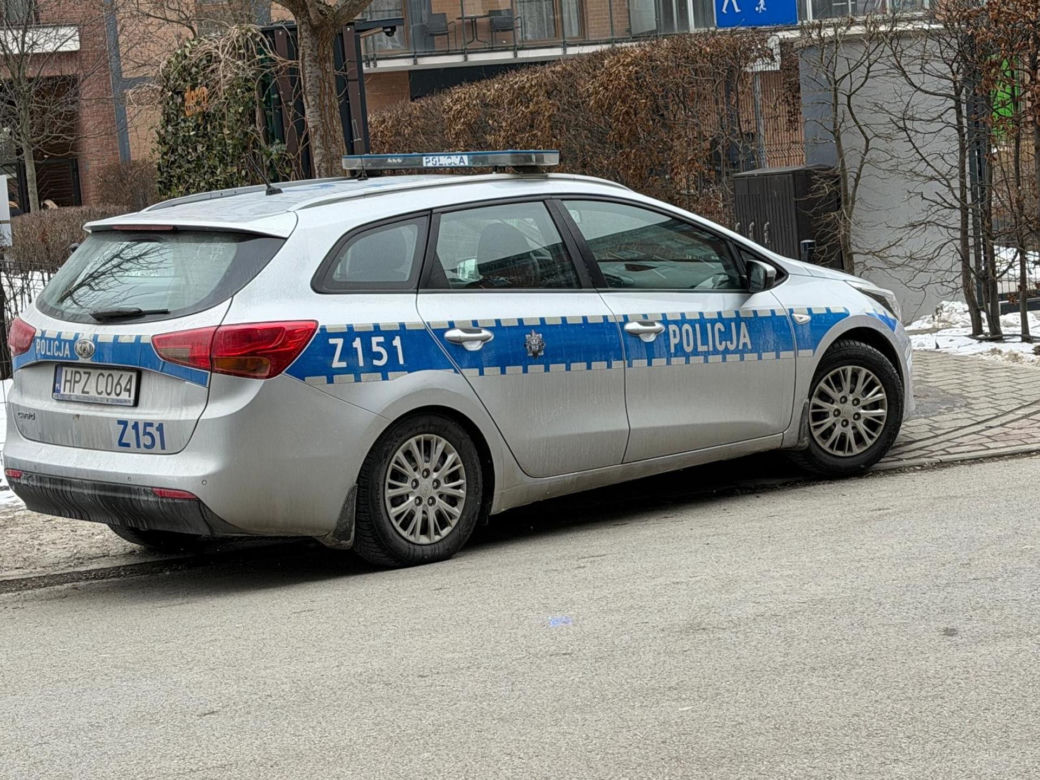 Na klatce schodowej znaleziono zwłoki mężczyzny. Tajemnicza śmierć w starej kamienicy