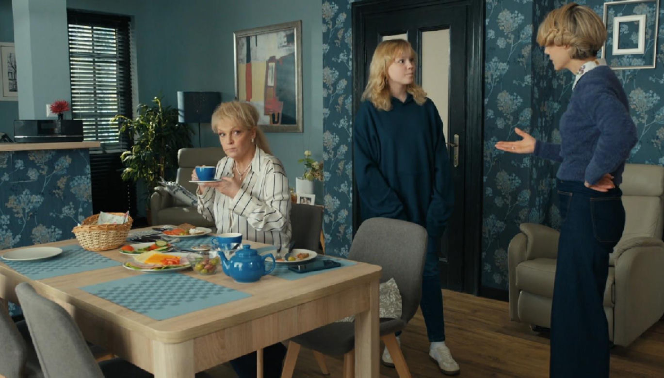 Barwy szczęścia, odcinek 3190. Małgorzata (Adrianna Biedrzyńska), Emilka (Jessica Frankiewicz), Malwina (Joanna Gleń)