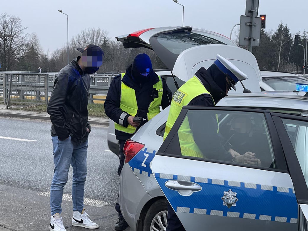 Pijany wsiadł za kółko. Zderzył sie z krawężnikiem