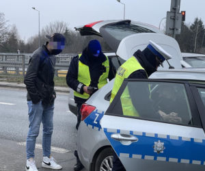 Pijany wsiadł za kółko. Zderzył sie z krawężnikiem
