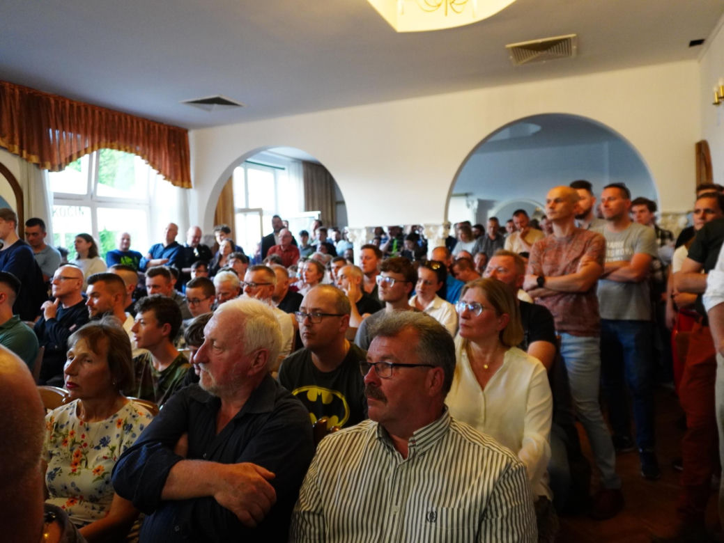 Tłumy na spotkaniu z Grzegorzem Braunem w Tarnowie. Mieszkańcy przynieśli gaśnice