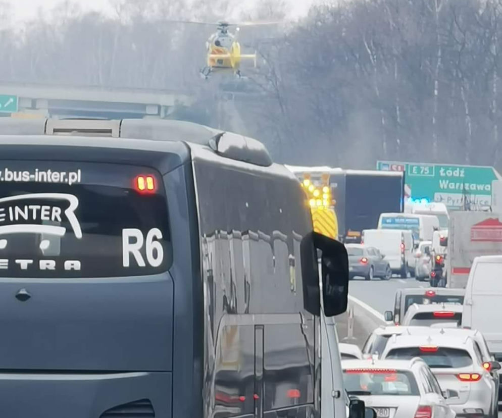 Wypadek na autostradzie A4 w Katowicach. Jedna osoba jest ciężko ranna. Lądował helikopter LPR