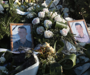 Cała okolica płacze po wypadku w Romanowie! Morze kwiatów przykryło trumny