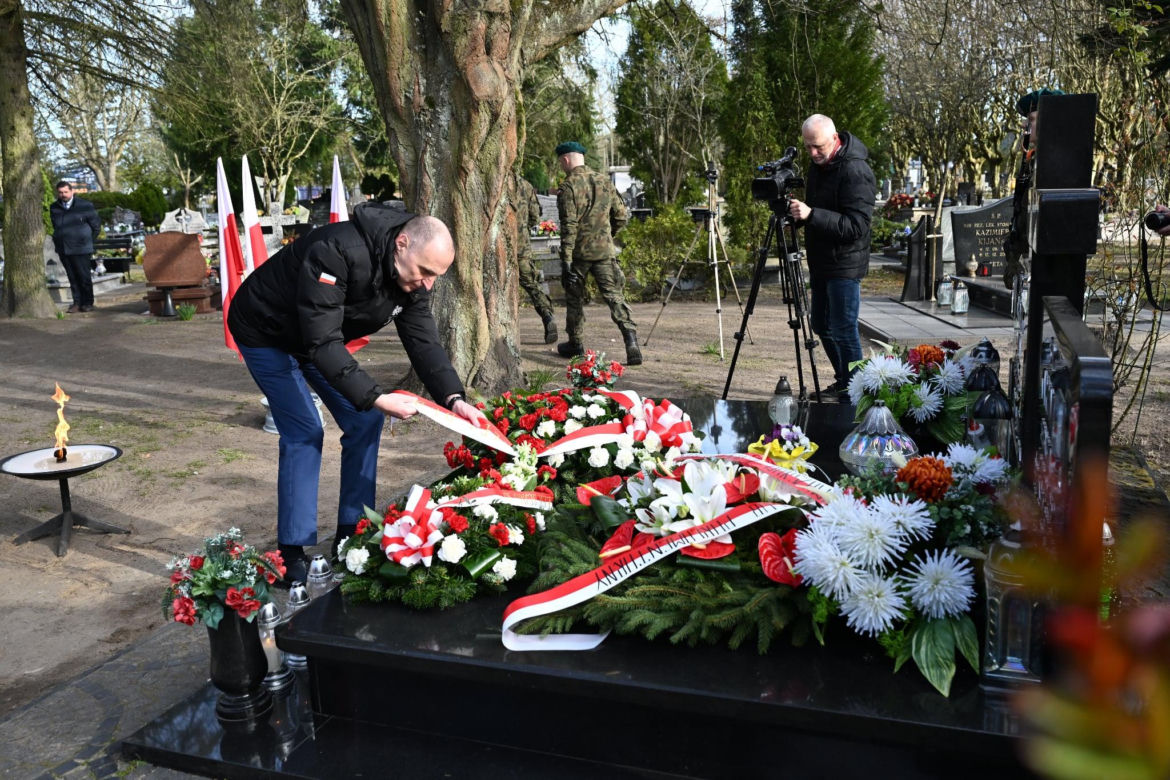Kołobrzeg: Uroczystości ku czci Sebastiana Karpiniuka w 15. rocznicę katastrofy smoleńskiej