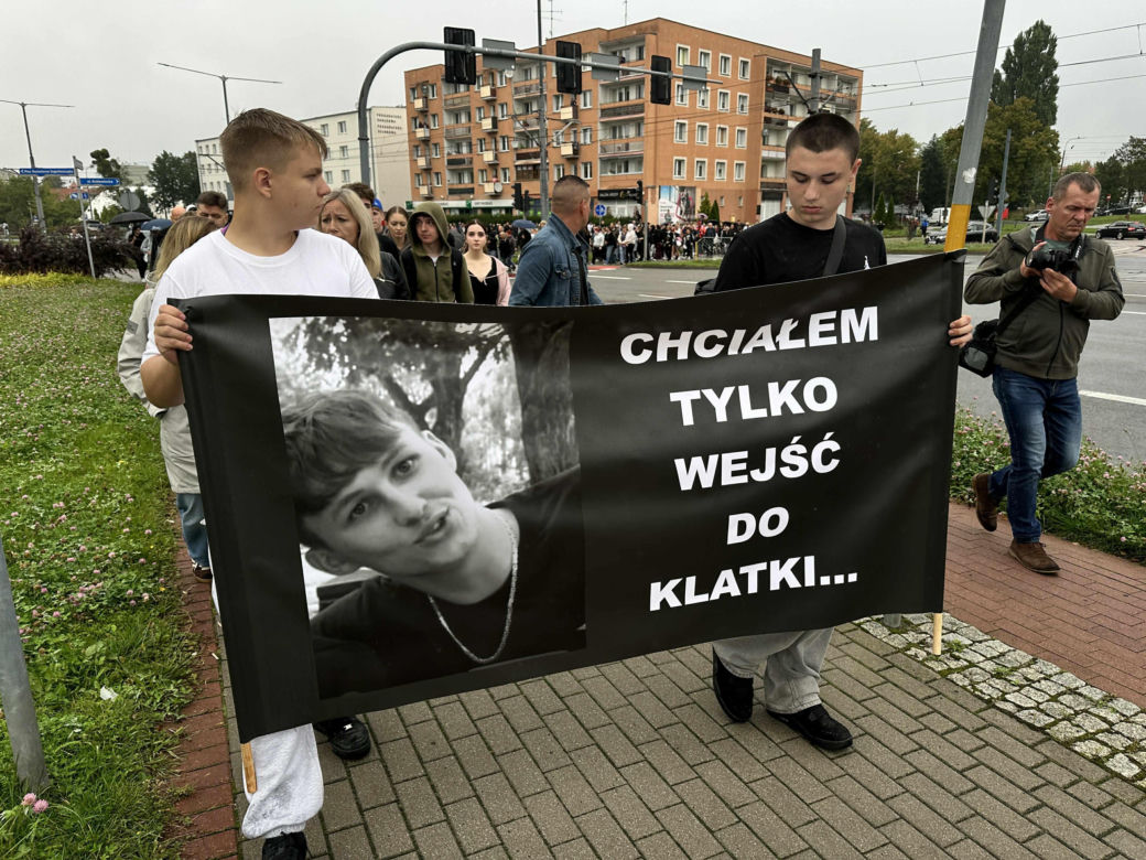 Setki osób upamiętniły Oliwiera. 20-latek zmarł po interwencji policji. "Zabili go jak zwierzę"
