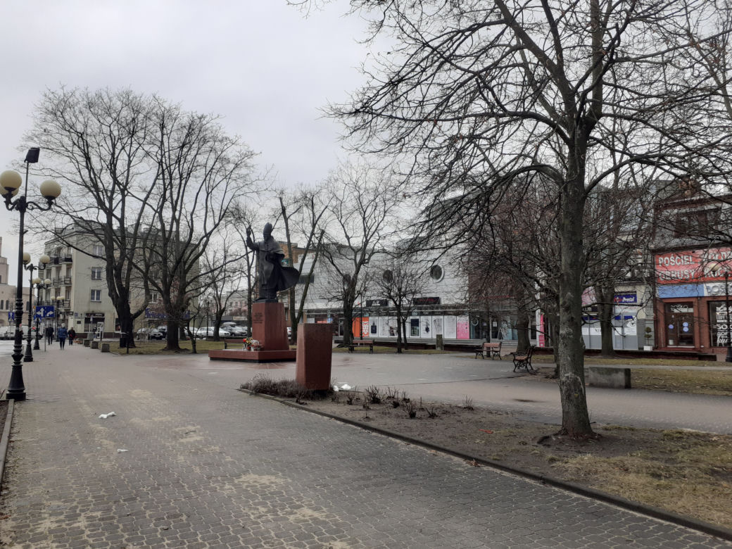 Jak wyglądał Skwer im. Jana Pawła II w Siedlcach i jego okolica w marcu 2021 roku