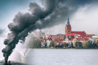 Smog dusi mieszkańców powiatu na Mazurach. RCB radzi zostać w domu