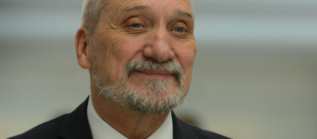 Macierewicz zrobił salto, a dziennikarz nie dowierzał. „Czy to jest AI?”