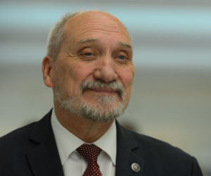 Macierewicz zrobił salto, a dziennikarz nie dowierzał. „Czy to jest AI?”