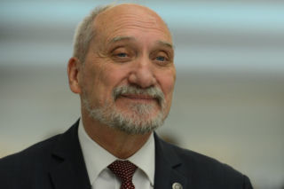 Macierewicz zrobił salto, a dziennikarz nie dowierzał. „Czy to jest AI?”
