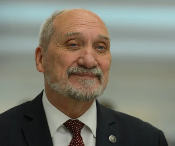 Macierewicz zrobił salto, a dziennikarz nie dowierzał. „Czy to jest AI?”