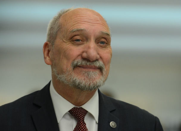 Macierewicz zrobił salto, a dziennikarz nie dowierzał. „Czy to jest AI?”