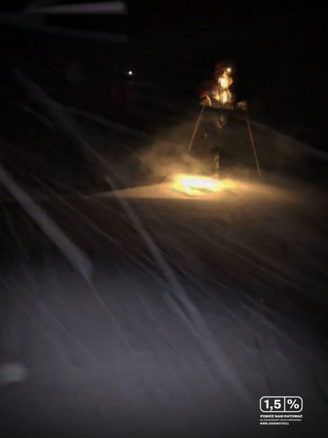 Dramatyczna akcja ratunkowa w Karkonoszach. Turysta utknął w samym środku śnieżycy!