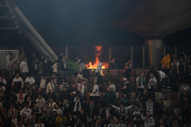 Płoną trybuny przez Łazienkowskiej 3