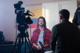 Pierwsza miłość, odcinek 4182: Skazaniec Paweł rozpoznaje Kingę na zdjęciu! Przerywa milczenie - ZDJĘCIA